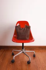 Bolso tipo tote de cuero color tostado, con diseño trenzado a mano.