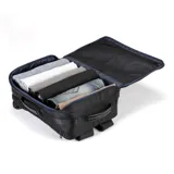 Mochila negra de poliéster y cuero, con asas reforzadas, compartimento para laptop de hasta 17 pulgadas, bolsillo trasero oculto y cinturón para valija.