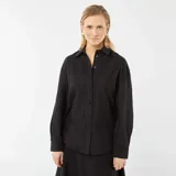 Camisa negra con bordado inglés, corte estándar, cuello clásico y cierre frontal con botones.
