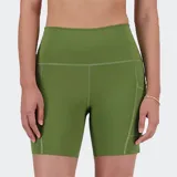 Shorts deportivos de tiro alto color verde oliva, con costuras visibles en contraste y bolsillos laterales.