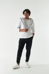 Pantalón deportivo clásico de felpa negro, con puños y bolsillo lateral con cierre.
