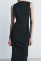 Vestido midi negro de Zara Woman Collection, confeccionado en hilatura con algodón, de cuello redondo y sin mangas.