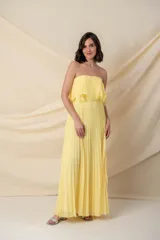 Vestido largo amarillo de gasa plisada, strapless y corte en la cintura.