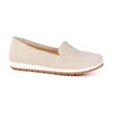 Mocasín color rosa con detalle de perforaciones en la parte delantera y apliques metálicos en los laterales.