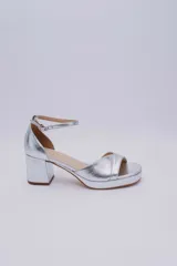 Sandalias rojas de cuero con plataforma y taco cuadrado.