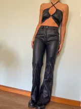Top negro de tirantes cruzados con diseño halter, ajustado al cuerpo y con cut-out frontal.