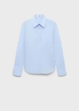 Camisa blanca entallada de algodón con cuello camisero y mangas largas con puños abotonados.