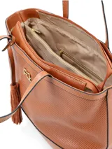 Cartera shopper negra de cuero vacuno con perforaciones y logo metálico de la marca. Incluye un colgante con borla de cuero.