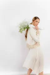 Camisa blanca de lino con bordados y mangas largas.