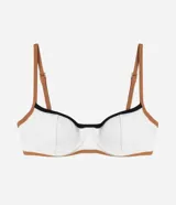 Top de bikini blanco de microfibra texturizada, con breteles finos ajustables, cierre en la espalda y detalles contrastantes en marrón y negro.