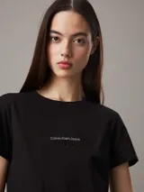 Remera negra de algodón con cuello redondo, corte slim y logo tonal de Calvin Klein Jeans bordado en el pecho.