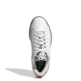 Championes Adidas Advantage 2.0 blancos con detalles de estampado animal print en el cuello y cordones, y talón en color rojo. Suela color caramelo.