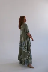 Vestido largo verde con estampado de flores azules, corte amplio y mangas 3/4.