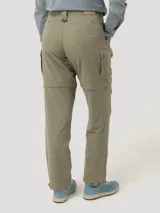 Pantalón desmontable color verde claro, estilo cargo, recto y de tiro medio. Confeccionado con fibras recicladas y tecnología Natural Flex. Cuenta con bolsillos laterales, filtro UPF +50 y piezas desmontables para transformarlo en short.