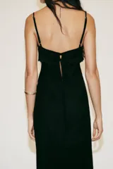 Vestido midi negro con tirantes finos, escote recto, aberturas laterales y bordados de flores.