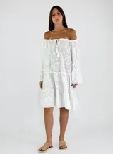 Vestido corto blanco con bordado calado, escote off-shoulder con cordón ajustable y mangas largas acampanadas.