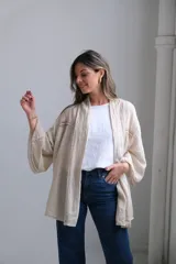 Kimono color beige con detalles de encaje en los bordes y mangas 3/4.