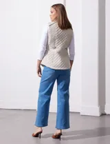 Chaleco capitoneado azul marino, marca Gallery. Abertura central con cierre. Delantera con bolsillos y cierres. Laterales en tejido elastizado. Forro interno a tono.