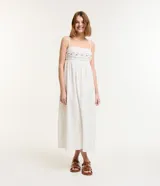 Vestido midi blanco con tirantes finos y escote cuadrado. Presenta bordados de caracolas en el busto y lazo en la espalda.
