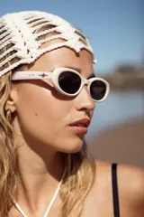 Casquete de crochet color rojo, con diseño de malla y confeccionado en hilo de algodón.