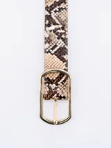 Cinto con estampado de piel de serpiente y hebilla rectangular dorada.