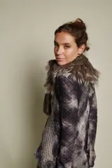 Camisa de manga larga con cuello solapa y abotonada, confeccionada en tejido elastizado con textura que simula piel de serpiente en tonos grises y marrones.