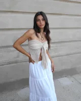 Top strapless color beige con textura de encaje y lazo frontal.