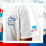 Remera blanca de algodón con estampado de un personaje con piluso en el pecho y estampados en ambas mangas.