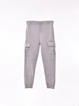 Pantalón de jogging azul marino con cintura elástica ajustable con cordón, bolsillos laterales y bolsillos cargo con solapa en los muslos.