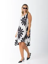 Vestido corto tipo musculosa con estampado de hojas de palmera en blanco y negro, con corte asimétrico.