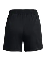 Short deportivo Under Armour Challenger Knit negro con logo blanco en la pierna izquierda.