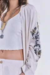 Kimono largo color beige de lino, con mangas largas y bordado de lentejuelas en los hombros.