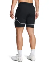 Short deportivo Under Armour Challenger Pro color rojo con paneles laterales negros y ribete negro en el ruedo.