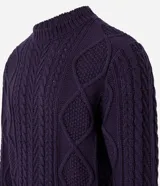 Suéter de punto trenzado color morado oscuro, con cuello redondo y mangas largas.