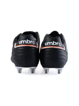 Championes de fútbol Umbro Speciali SG color blanco con detalles en negro y azul.