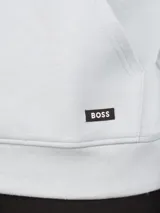 Buzo con capucha de color celeste claro, corte regular, con bolsillo canguro frontal y cordones ajustables en la capucha.