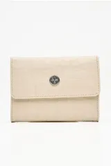 Billetera azul con textura croco y cierre con broche metálico.