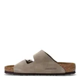 Sandalias Birkenstock Arizona BS, color taupe, con dos correas ajustables con hebillas metálicas cobrizas y plantilla anatómica de corcho y látex.