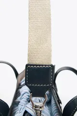 Bolso shopper azul marino de mano con doble asa y pespuntes a contratono. Incluye bolsa de tela extraíble con cierre fruncido y correa extraíble de tejido para usar como bandolera.