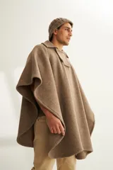 Poncho unisex de lana color marrón con cuello alto y broche a presión. Diseño exclusivo de Don Baez, hecho en Uruguay.