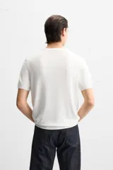 Camiseta azul marino de punto con mezcla de viscosa, corte regular fit, cuello redondo, manga corta y terminaciones en rib.