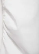 Top blanco de manga corta con cuello asimétrico, diseño entallado y cintura drapeada.