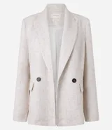 Blazer oversized color beige confeccionado en tweed. Posee cuello inglés, mangas largas, detalles de botones aplicados y solapas que imitan bolsillos.
