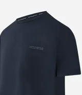 Remera deportiva negra de poliéster y elastano, con tecnología dry, cuello redondo, manga corta, textura y estampa lettering en el pecho.