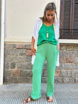 Pantalón verde de crepe de seda con lycra, estilo palazzo de ancho intermedio.