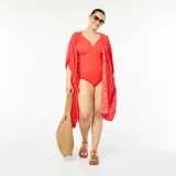 Traje de baño entero rojo con escote en V cruzado y volantes en los hombros.