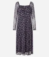 Vestido midi de tul negro con estampado floral liberty en tonos lila, escote cuadrado con lazo, mangas largas y abertura lateral.