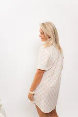 Camisa corta de algodón estampado con cuello clásico, abotonada adelante con vivo y mangas cortas.