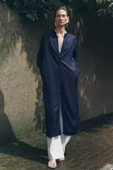 Vestido midi azul marino de viscosa y lino, con cuello redondo, manga larga con puños, abertura en la espalda y cierre frontal con botones.