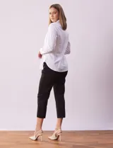 Camisa blanca de algodón, marca Zac & Rachel, con cuello a la base con solapa y escote en V, manga larga con puño y botón.